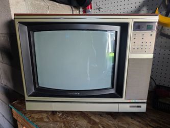 1980s Trinitron. No remote. RF only.