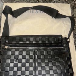Louis Vuitton Damier Infini Messenger Bag MM