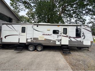 2014 33ft 2-slide outs queen bed rear bunks extra clean