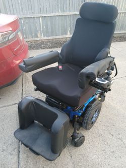 Wheelchair/motorized with hydraulic lift (quantum edge 3) excellent condition