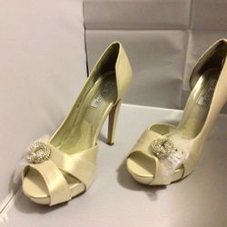 Beautiful Dyeable Silk Wedding Shoes Ivory  With Rhinestone Accent 