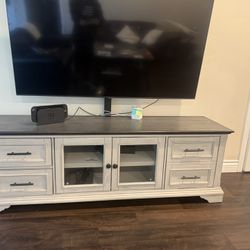 Costco TV Stand w/ Built-In Mount – Holds 65–75” TV – Excellent Condition 