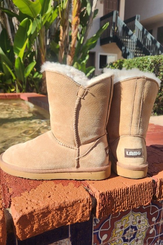 LAMO Suede "Uggs" Booties size 7: round toe, Excellent Condition 👌