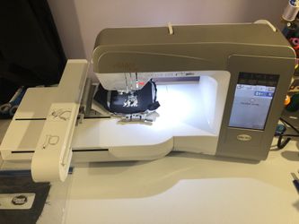 Baby lock Sewing Michine with all parts mint condition and quilting table