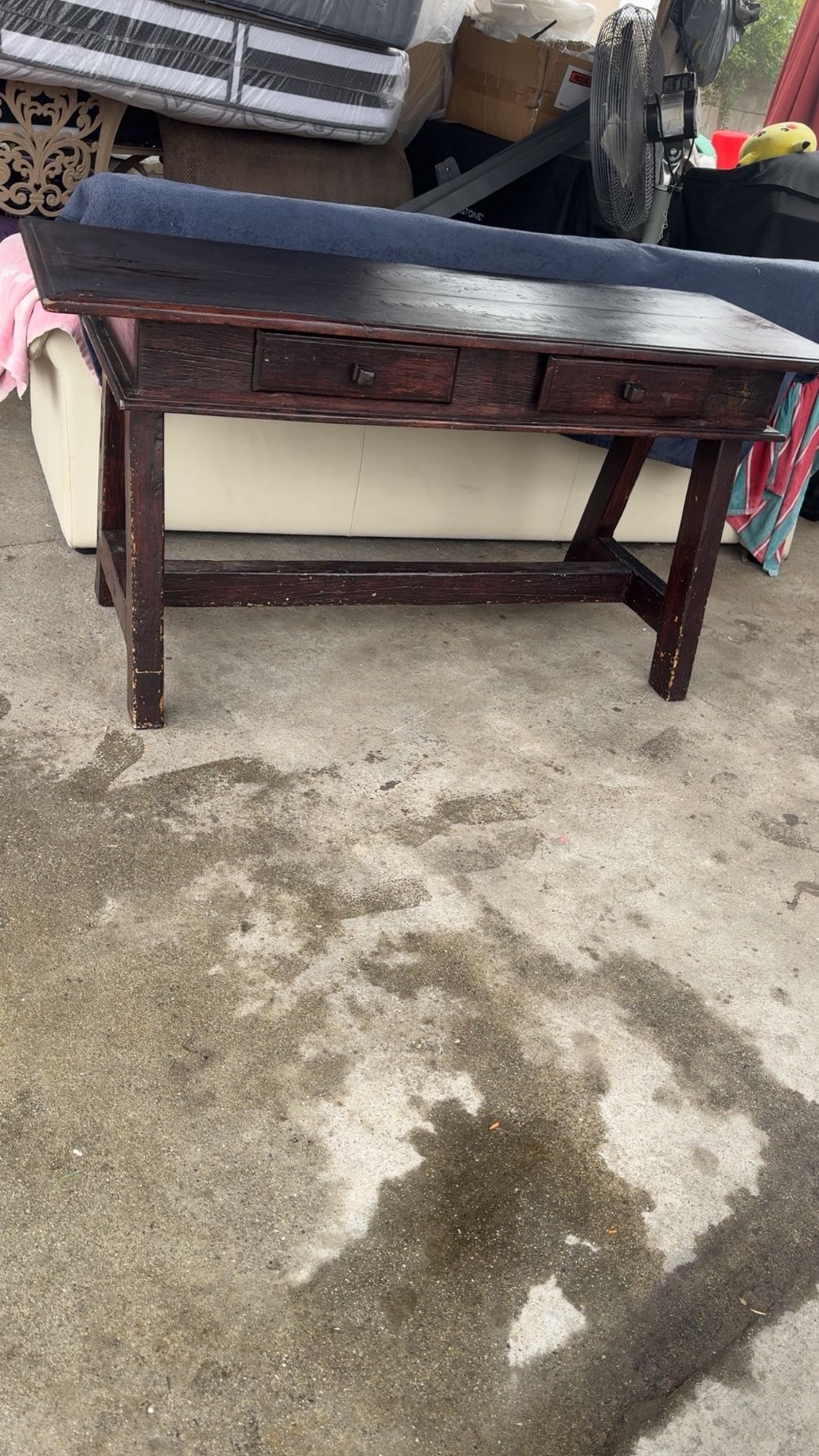 Tengo esta mesa de venta, es pura madera en $100. Está muy buena