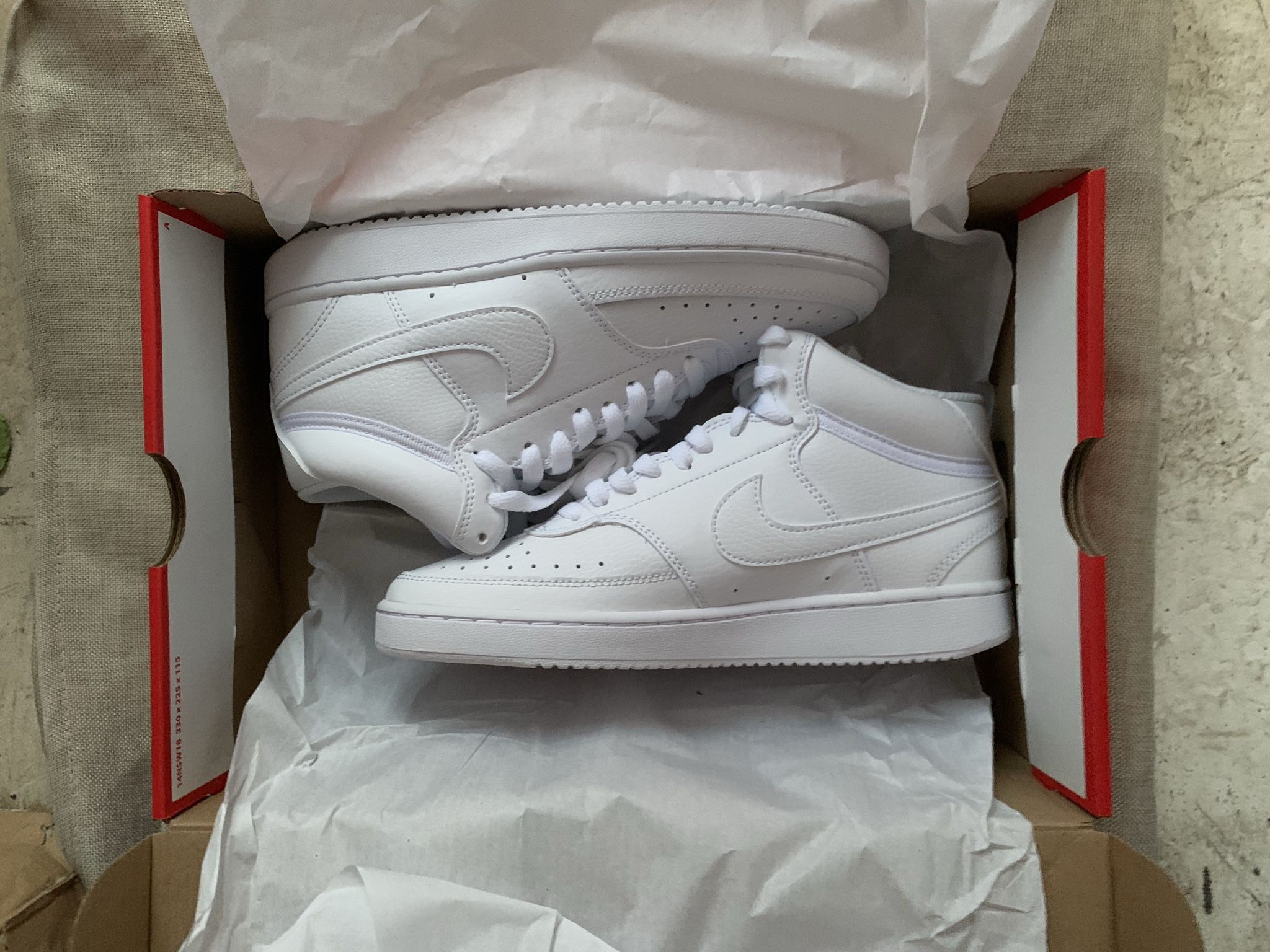 Woman’s Nike Court Visiono Mid Size 7.5W