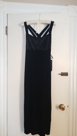 beautiful black dress with side slit perfect piece for any formal event new still with ticket size 6