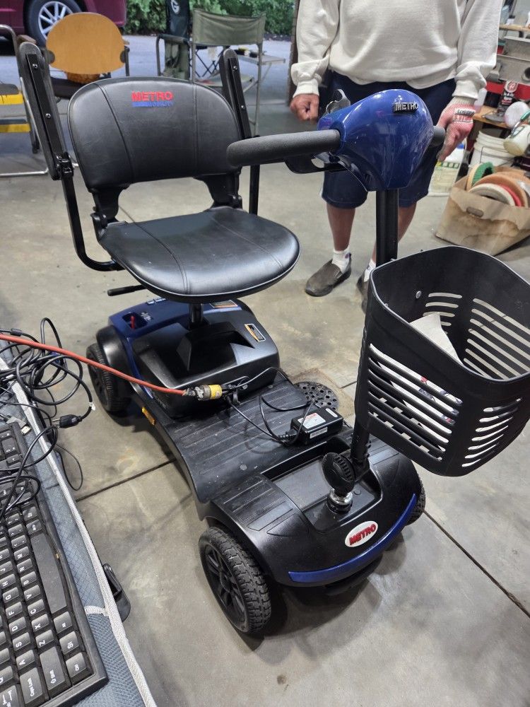MOBILITY  SCOOTER 