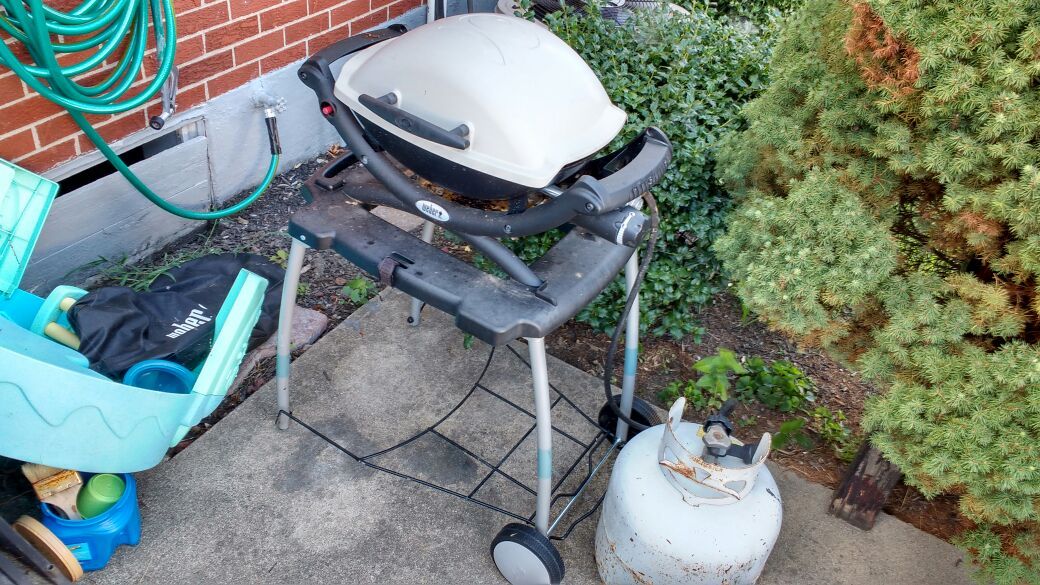 Used Weber Q1200 Grill with stand indestructible