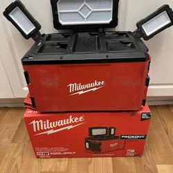 Milwaukee M18 18-Volt Lithium-lon Cordless PACKOUT 3000 Lumens LED Light with Built-In Charger