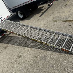 Rampa 14' Pies 1200lbs / Se Ileva a Domisilio / $600 Precio Fijo / Esta Rampa Se USA de Los 2 Lados