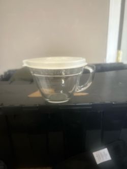 Pampered Chef batter bowl with lid