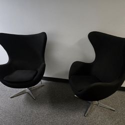 2 Egg Shape Chairs - Black