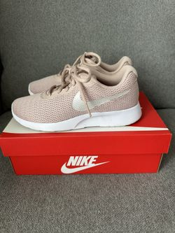 Nike Woman’s Tanjun Sneakers Size 6