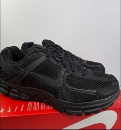 Nike vomero 5 size 10.5 SEND ME AN OFFER)