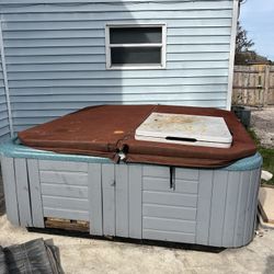 Free 🆓 hot tub 🛀🏻 