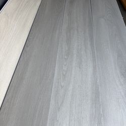 Vinil flooring 100 💯 waterproof 8 mm the price is for box cover 18.64 Sqft
