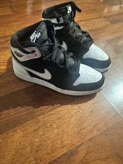 Jordan 1s Mid White&Black