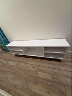 White TV/bookshelf stand