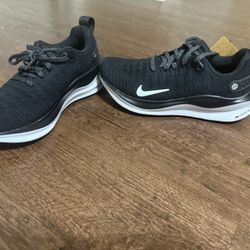 Sneakers/Running Shoes