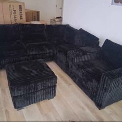 New Sectional Couch with Charging Station, Cup Holders and Console! Free Delivery 🚚!