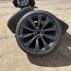 OEM 2025 Tesla Model X Plaid Wheels 265/35/22 and 285/35/22 Pirelli All Season