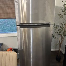 Whirlpool 18 Cu. Refrigerator 