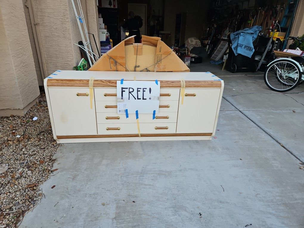 Free dresser With Round Mirror