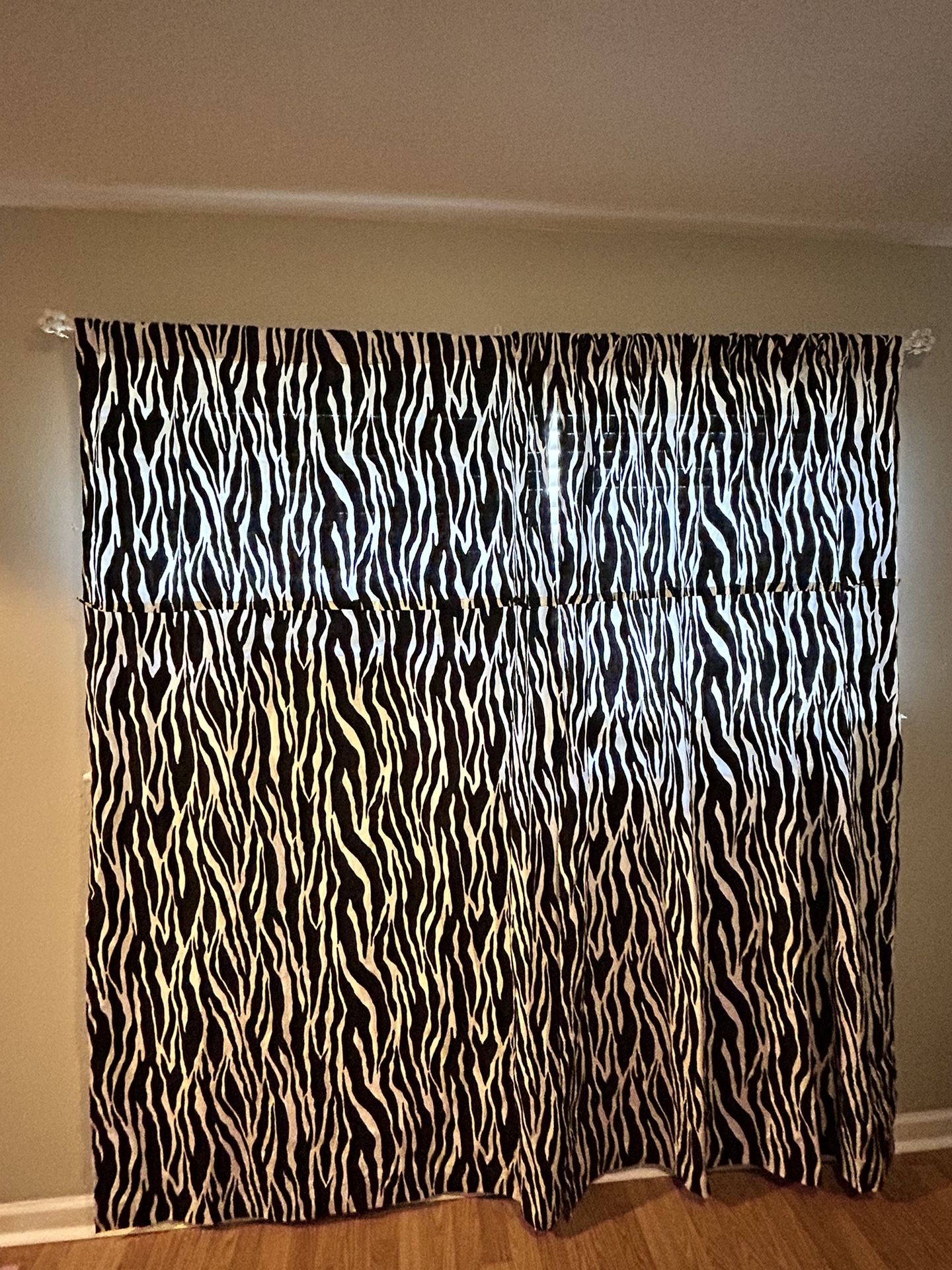 Girl’s zebra curtains (2 panels 54x84) & white daisy 3-d curtain rod.