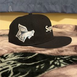 Black Supreme hat /size: 7 1/8 