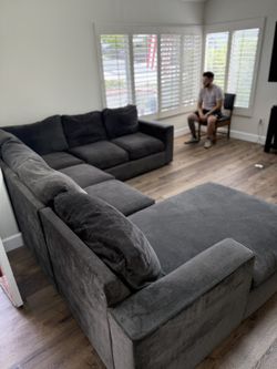 BEAUTIFUL SECTIONAL COUCH