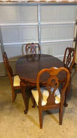 Elegant Mahogany Dining Table Set – 4 Chairs – Excellent Condition. With  Extension