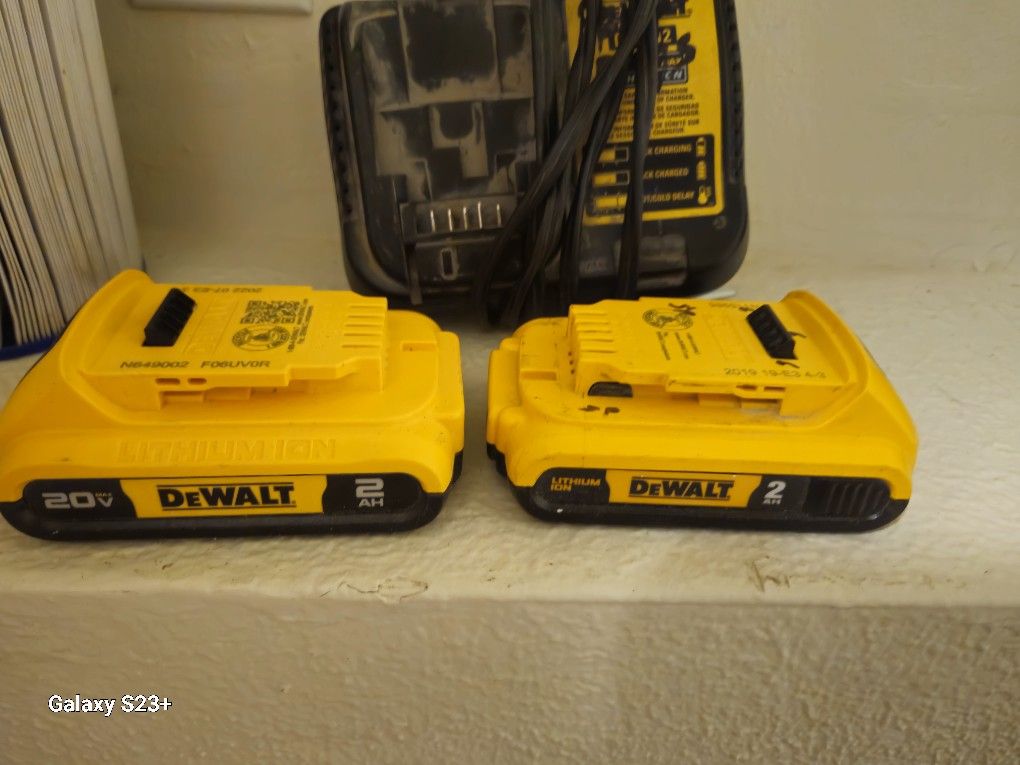 Dewalt Bundle Package X1 6ah Batterie,x2 2.5 ah Batteries, Rapid Charge Charger, And 1 Bluetooth Jobsite Radio
