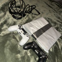 PS4 + 2 Controllers