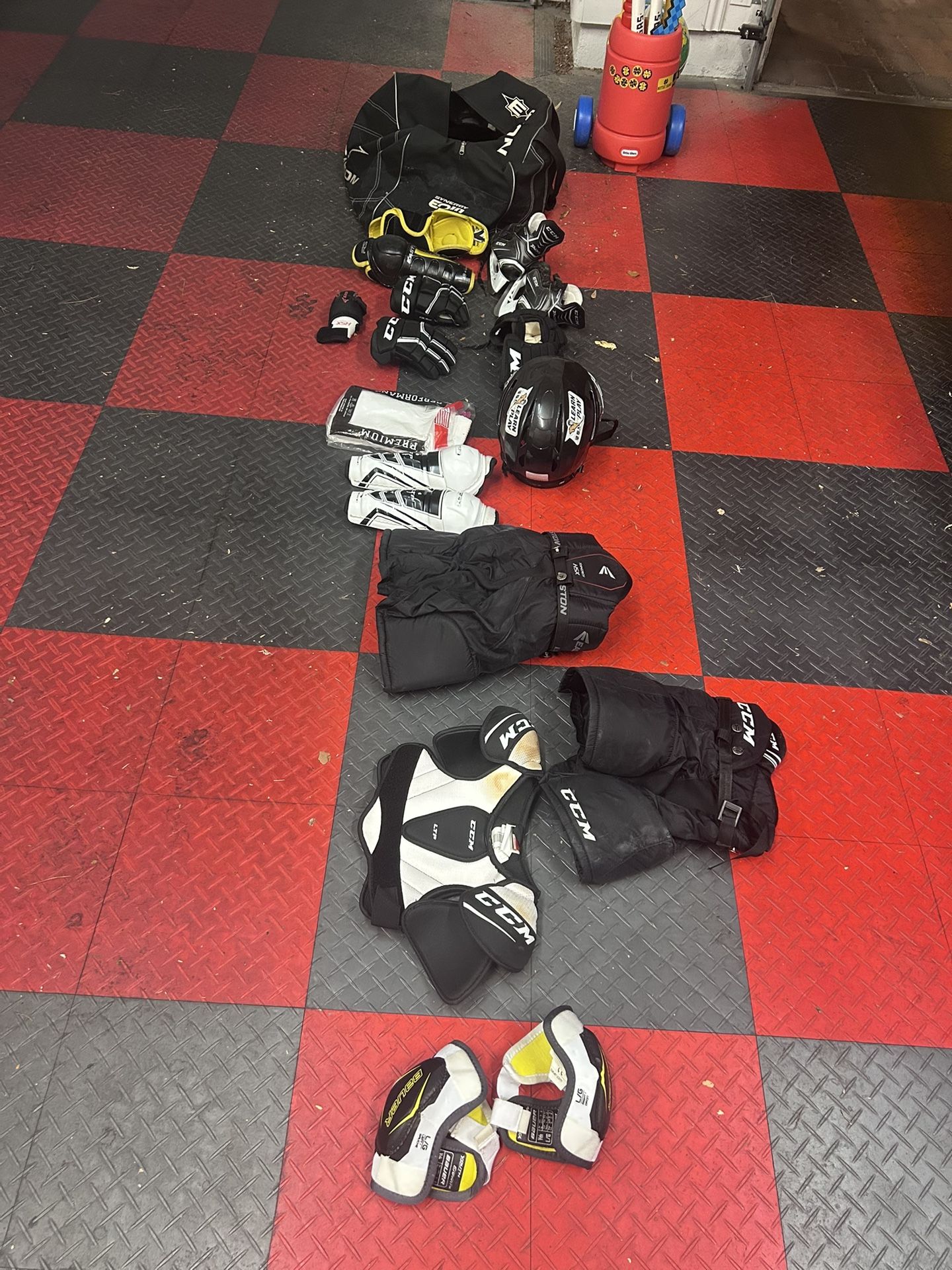 Kids Hockey Skates/Helmet/Gloves/pads