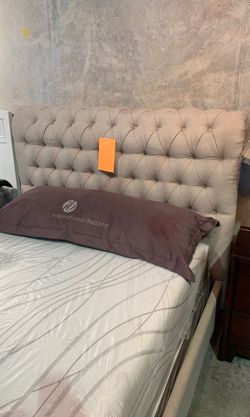 Queen size bed COME SEE IT!!!