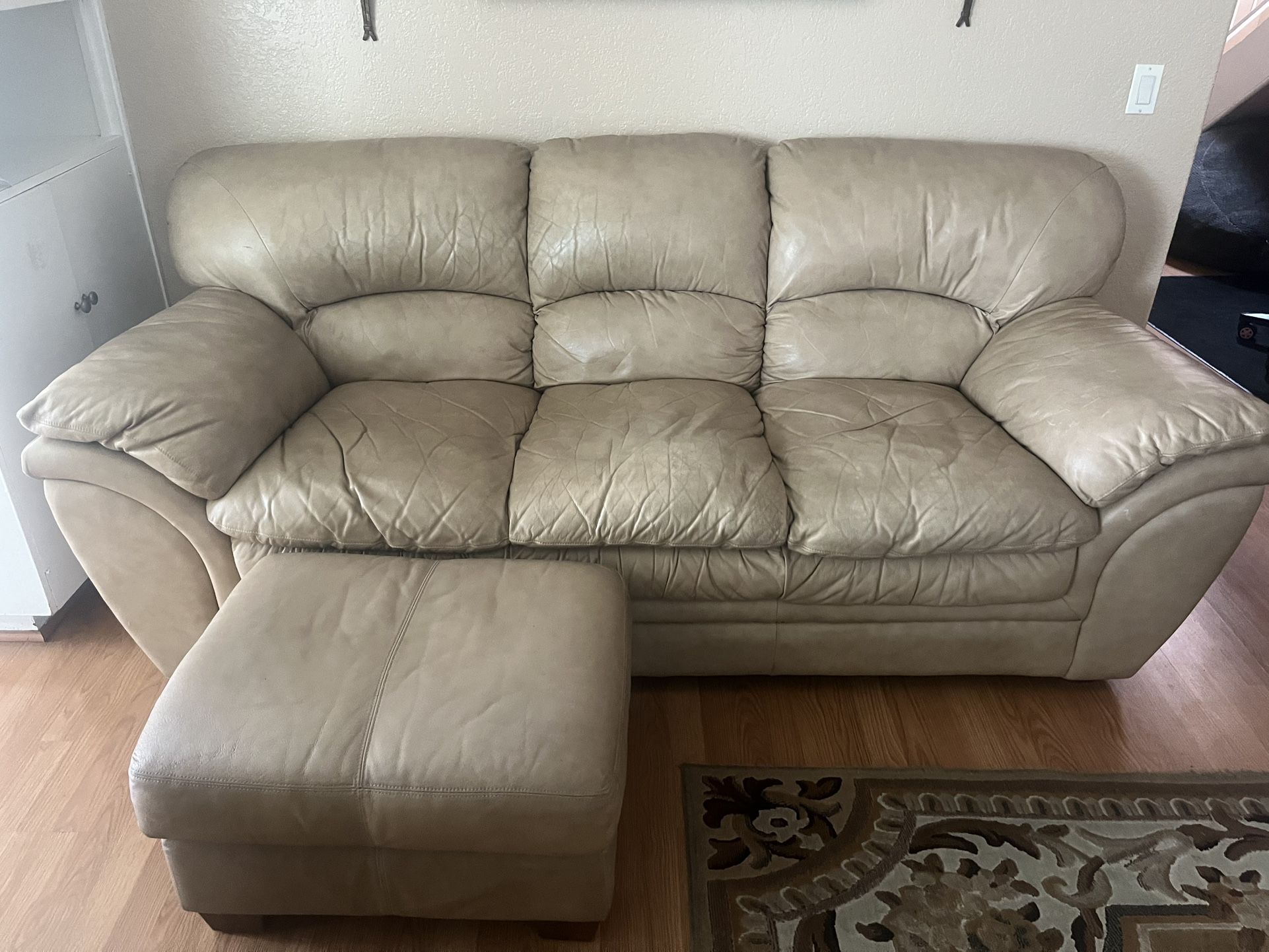 ⭐️LOVELY TAN LEATHER COUCH⭐️
