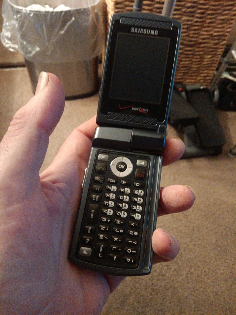 VINTAGE FLIP PHONE, SAMSUNG VERIZONE Still Worked When It Was Put In Storage, IT Will Need A Charger, And New Battery $35.00