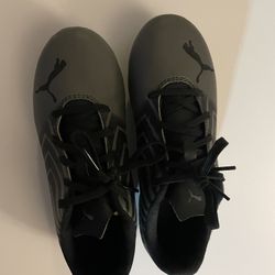 Boys Size 3.5 Puma Soccer Cleats 
