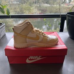 Women’s High top Nike Dunks - 8.5