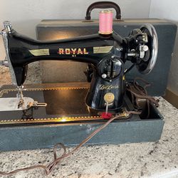 Vintage Royal (DS 60260) Sewing Machine With Carrying Case