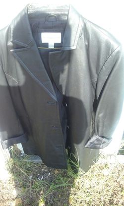 Chamarra negra de piel de mujer