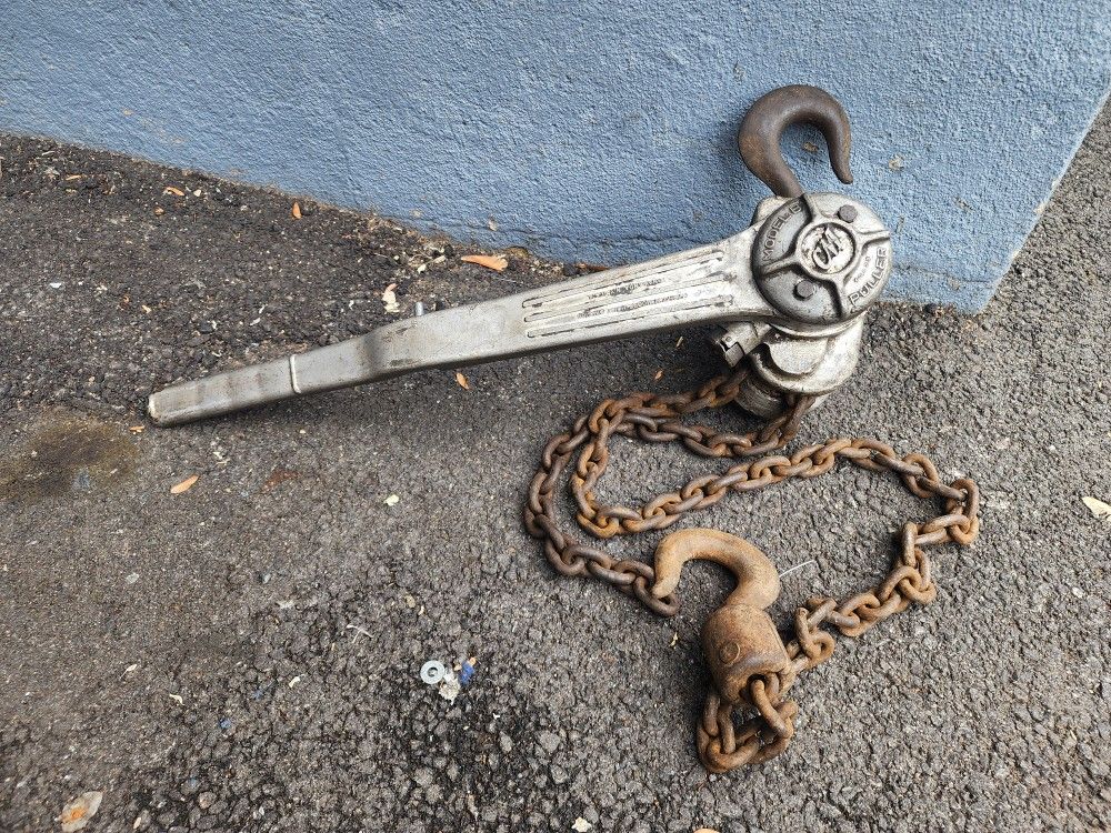 CM Coffing 1.5 ton cap Ratchet Lever Hoist chain come along 5' lift, in good condition.