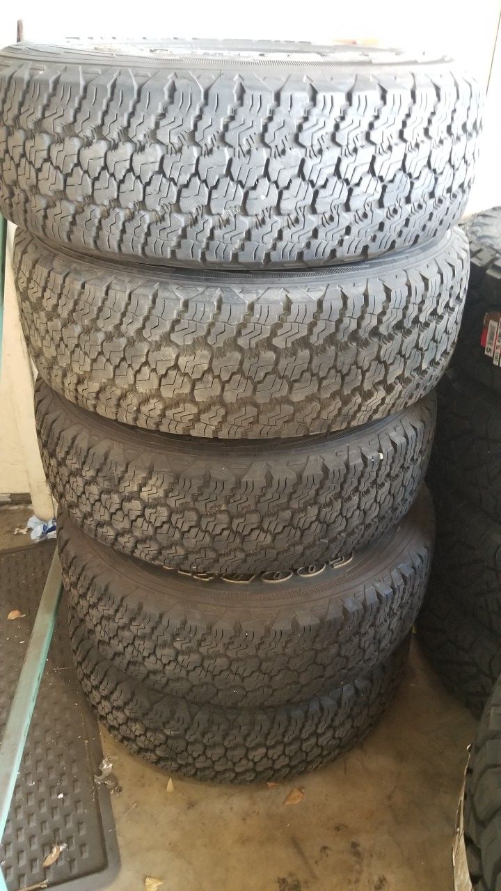 Set of 5 used Goodyear P245/75R17 tires and wheels Jeep JK