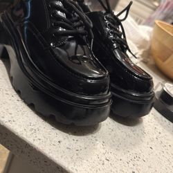 Zapato De Charol Negro Usado, Tiene Detalles 15$