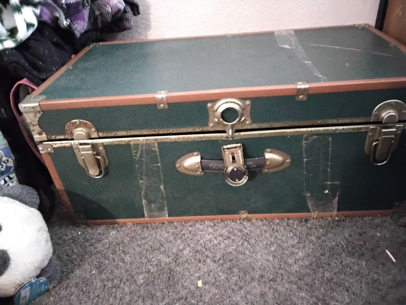 Vintage Concoures Trunk