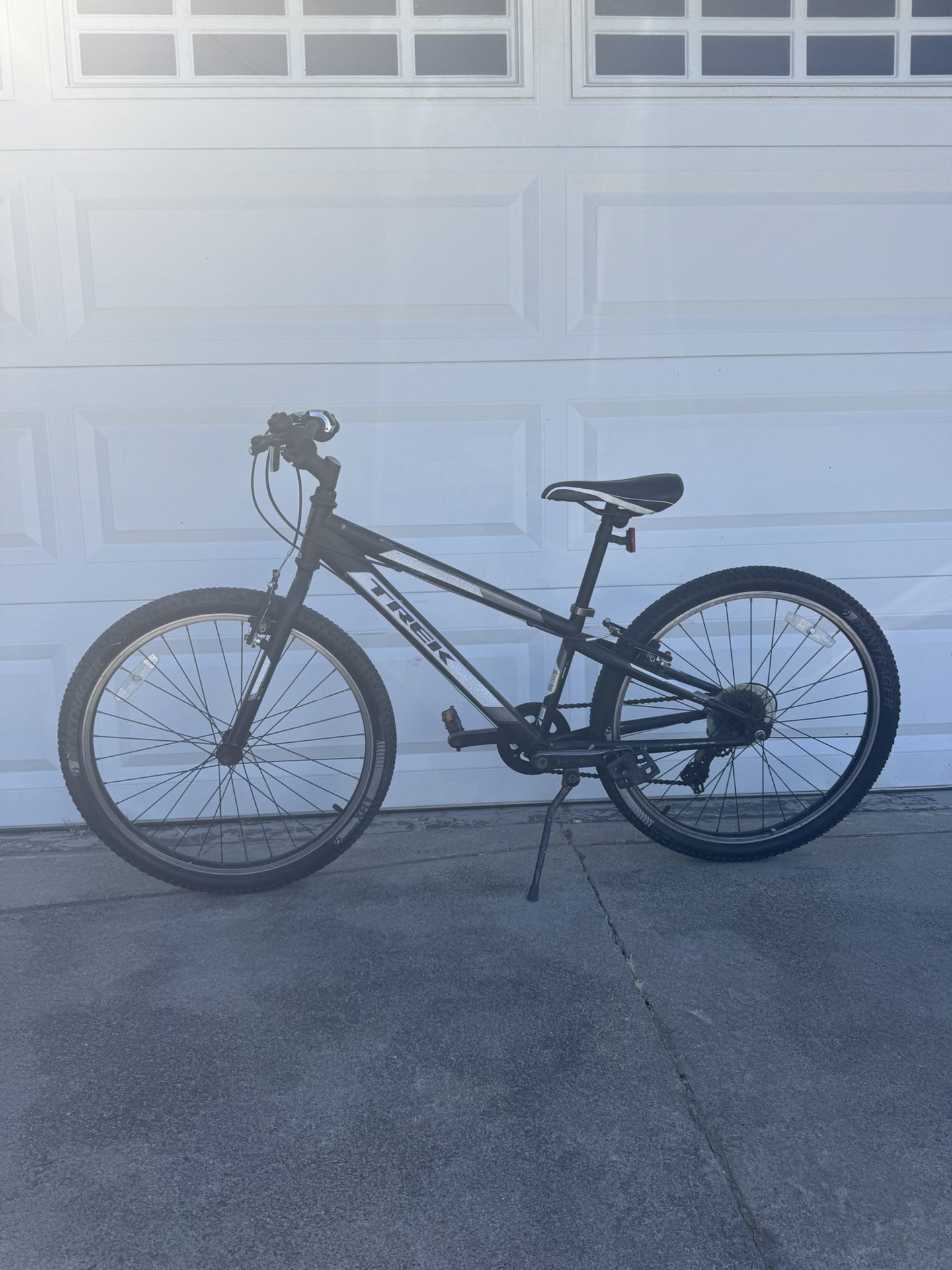 Trek MT200 Kids Mountain Bike – 24” Wheels – 7-Speed