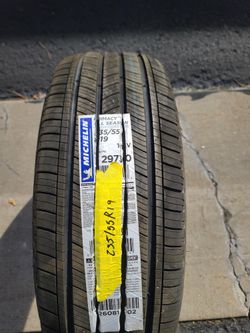 Single (1) 235 55 19 Michelin Primacy A/S tire