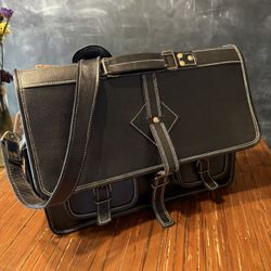 Hulsh Black Leather Messenger Bag