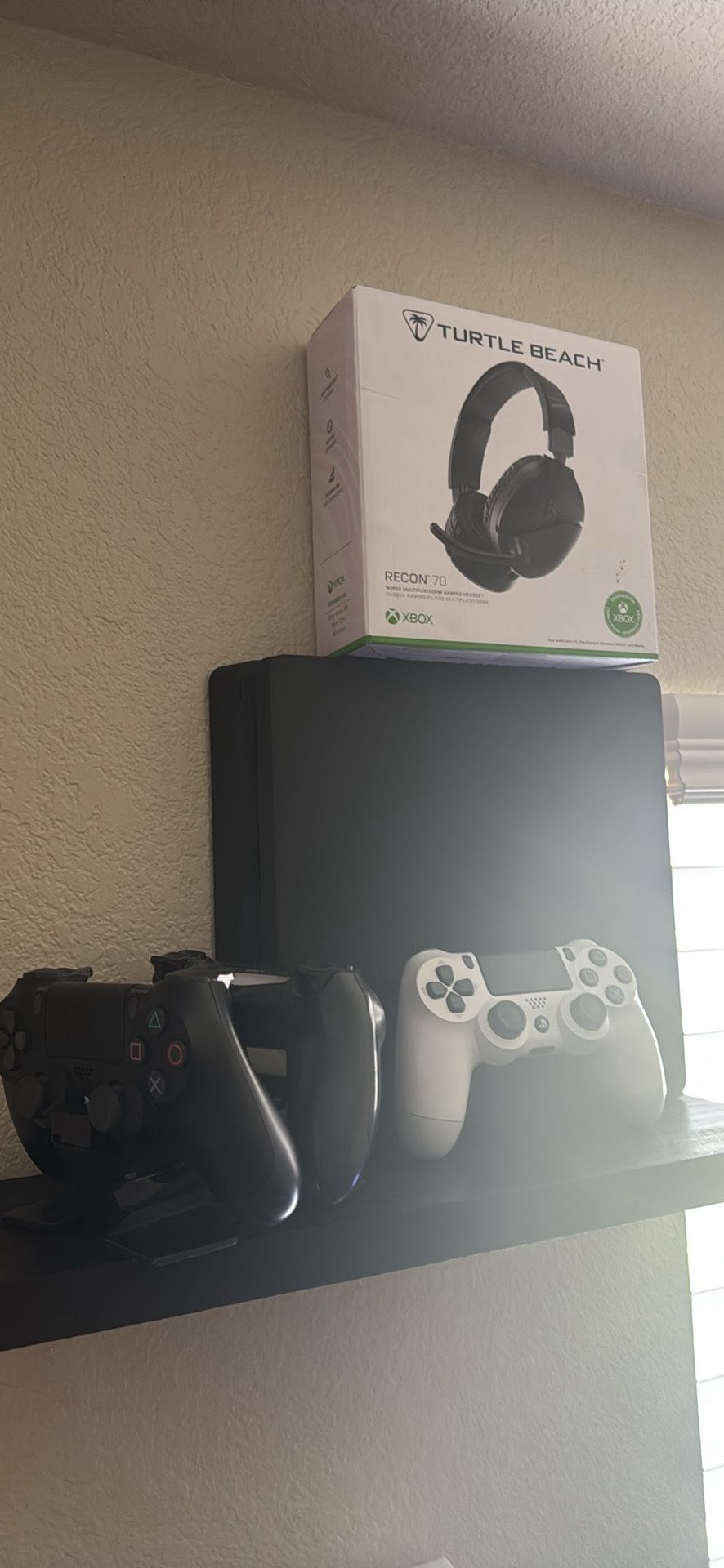 PS4 1tb + 3 Controllers And Headset